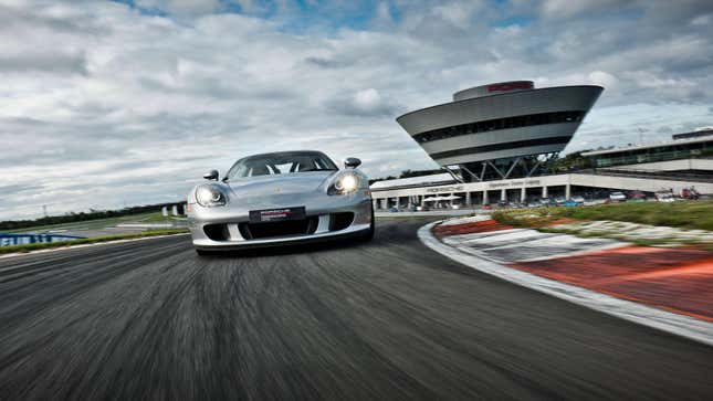 Imagen para el artículo titulado Un defecto en la suspensión provoca el retiro del Porsche Carrera GT